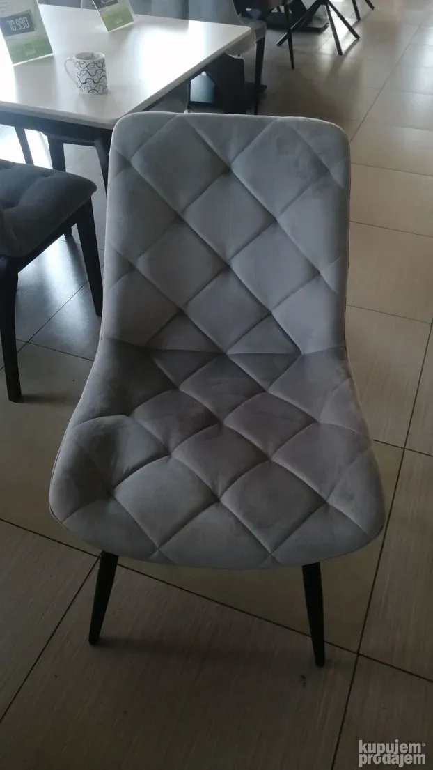 Trpezarijske stolice i stolovi-exponati