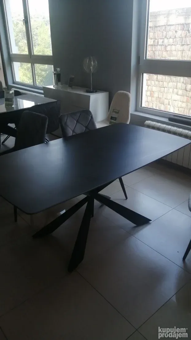 Trpezarijske stolice i stolovi-exponati