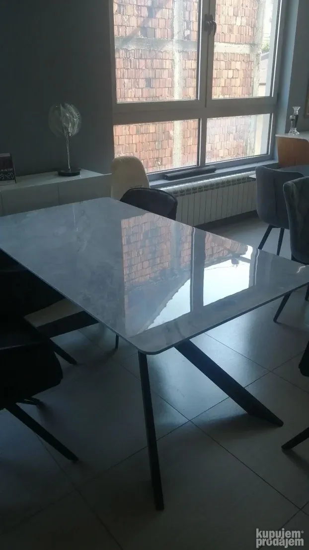 Trpezarijske stolice i stolovi-exponati