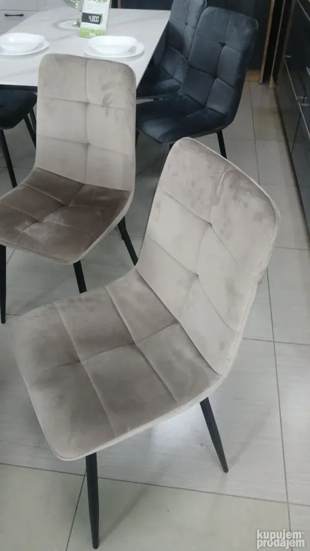 Trpezarijske stolice i stolovi-exponati