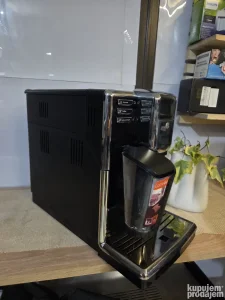 Saeco incanto servisiran sa garancijom i posudom za mleko