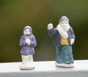 Vtg bisque porculan winter village figurine oslikano 1960/70