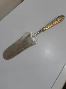 Posrebrena lopatica sa drskom u pozlati