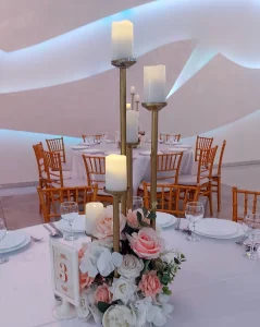 Dekoracija za sto..svećnjaci sa cvetnim aranžmanima