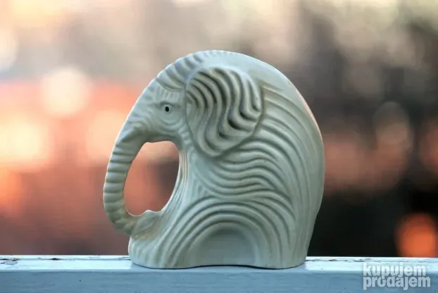Slon reljefni porcelan mat IZUZUTAN