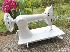 2 bele SINGERICE za dekoraciju