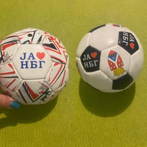 2 fudbalske lopte, precnik 19 cm