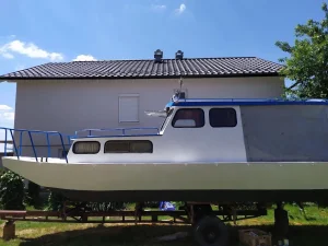 Brod sa kabinom + motor + prikolica