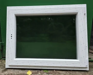 Nov PVC prozor sa automatskom aluroletnom i komarnikom