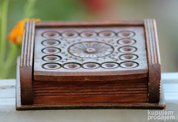 Vintage rezbarena drvena tabakera