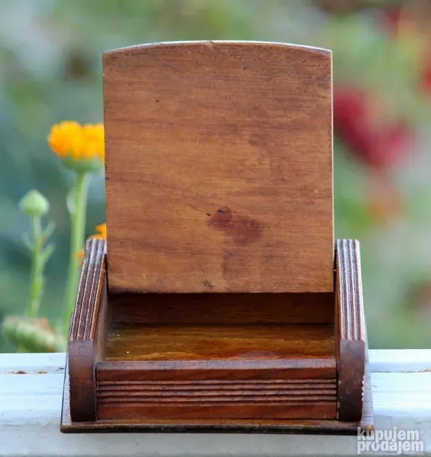Vintage rezbarena drvena tabakera
