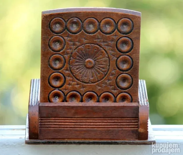 Vintage rezbarena drvena tabakera