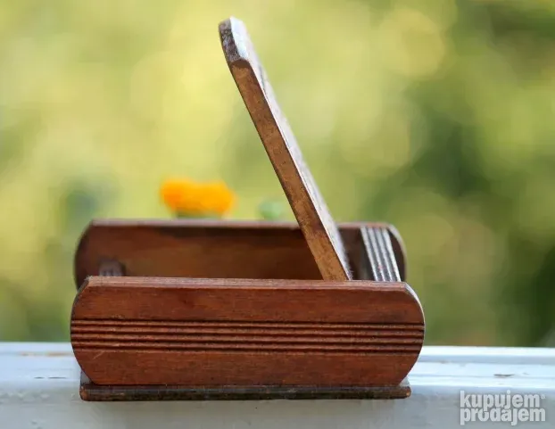 Vintage rezbarena drvena tabakera