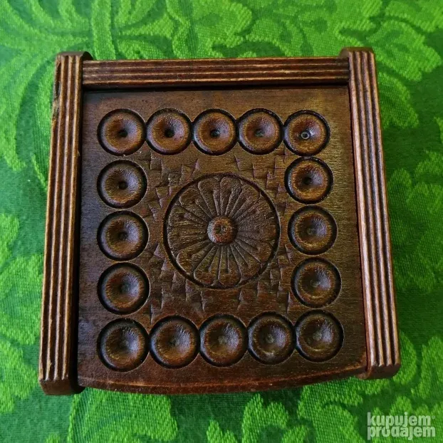 Vintage rezbarena drvena tabakera