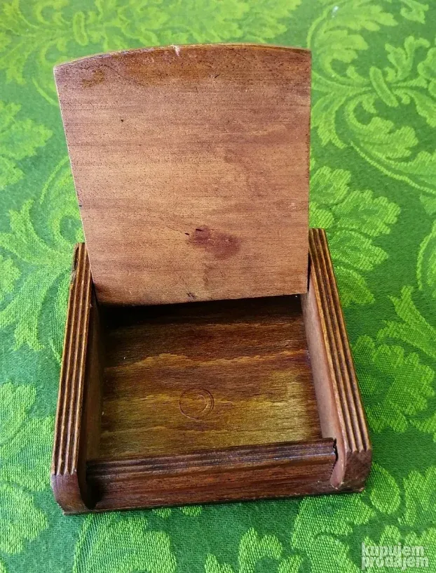 Vintage rezbarena drvena tabakera