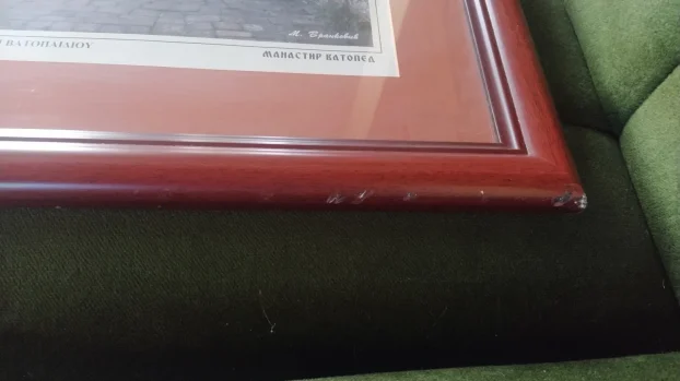 Uramljene fotografije manastira Hilandar