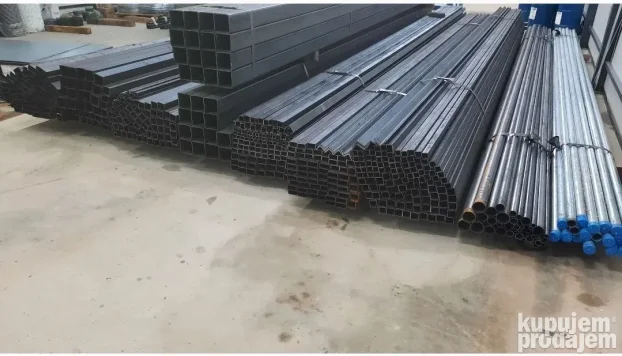 Pokrovan-zidni lim,crne cevi.