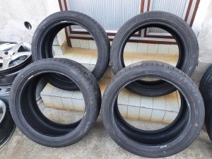 Dve dobre letnje gume 18 ke BRIDGESTONE 245-40/18 Dot 0218 s