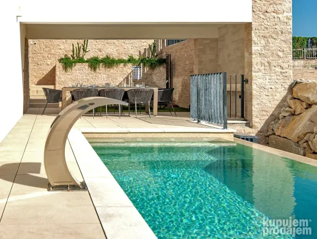 Vila sa bazenom Makarska