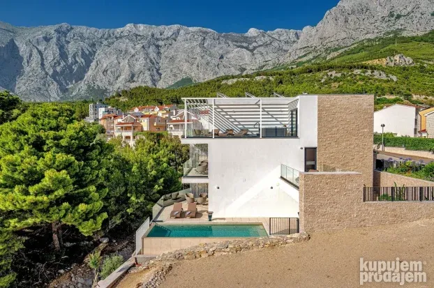 Vila sa bazenom Makarska