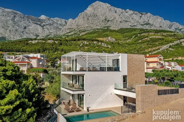Vila sa bazenom Makarska