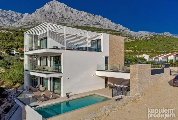 Vila sa bazenom Makarska