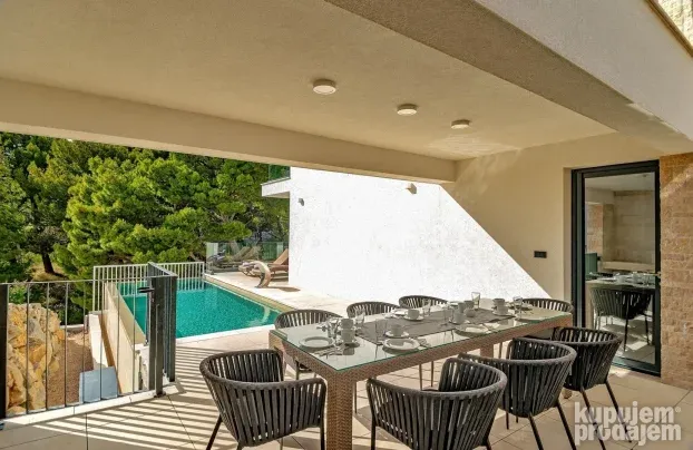 Vila sa bazenom Makarska