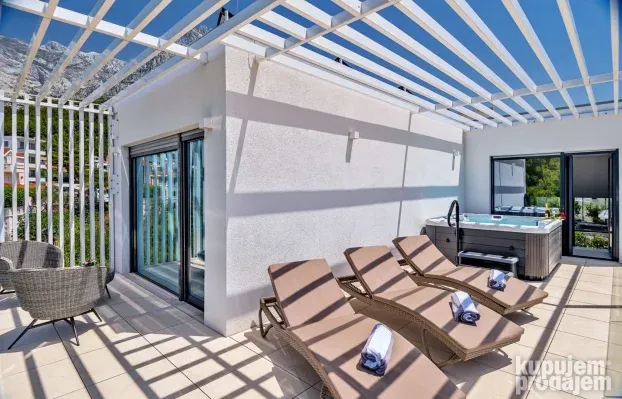 Vila sa bazenom Makarska