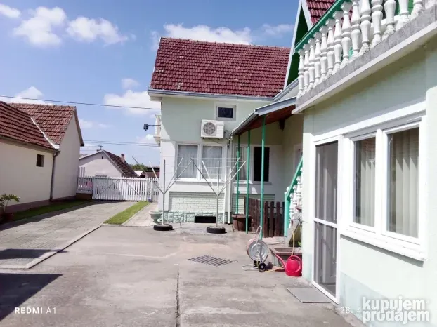 Šid spratnica 397m2 sa tri stambene jedinice HITNO!