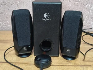 Logitech S220 2.1 zvučnici