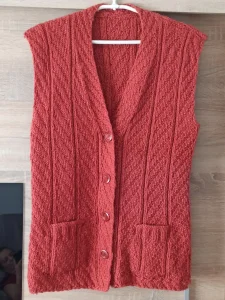 Retro ručno štrikan ženski prsluk duž70 obim grudi 90cm