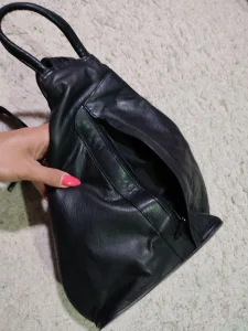 Manji crni kozni ranac - kao nov