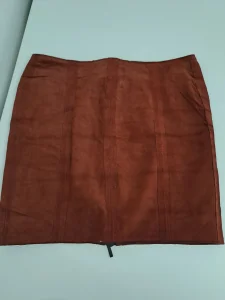 Kožna ženska suknja u veličini 38 i Kožni prslučić