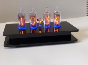 > Nixie sat u crnom pleksiglasu <