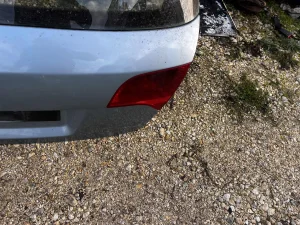 Audi A4 B7 karavan stopka desna na haubi