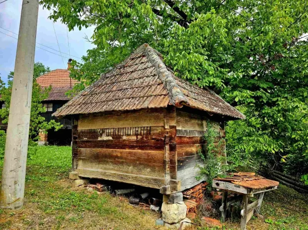 Imanje sa kućom i pomoćnim zgradama