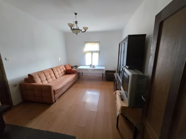 Imanje sa kućom i pomoćnim zgradama