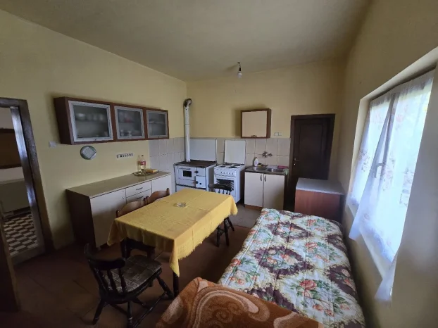 Imanje sa kućom i pomoćnim zgradama