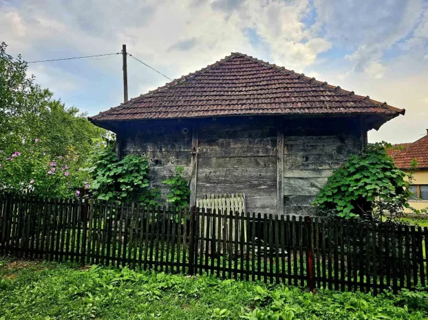 Imanje sa kućom i pomoćnim zgradama