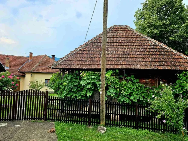 Imanje sa kućom i pomoćnim zgradama