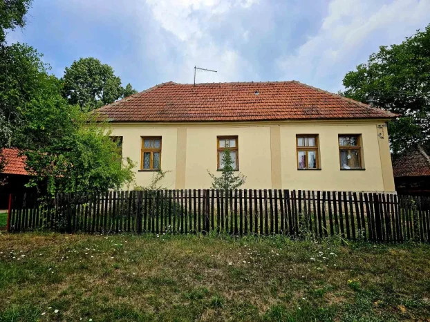 Imanje sa kućom i pomoćnim zgradama