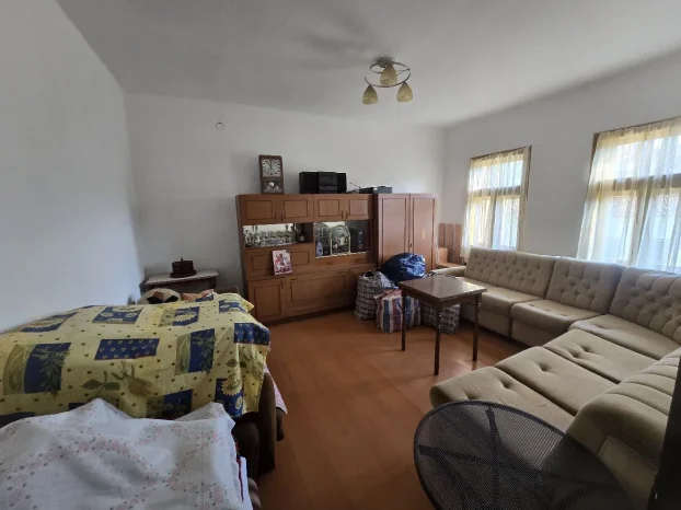 Imanje sa kućom i pomoćnim zgradama