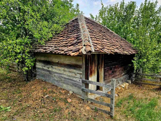 Imanje sa kućom i pomoćnim zgradama