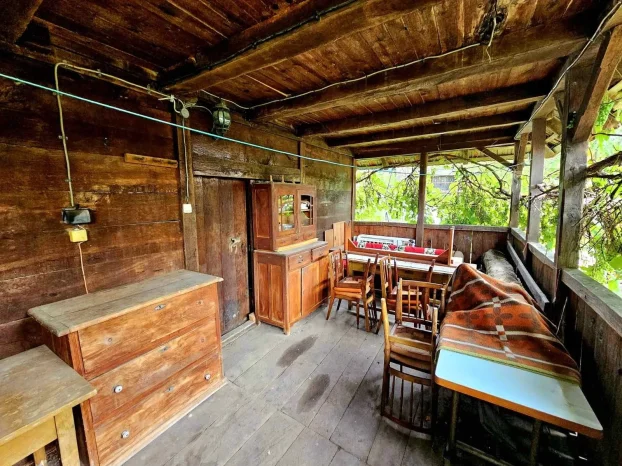 Imanje sa kućom i pomoćnim zgradama