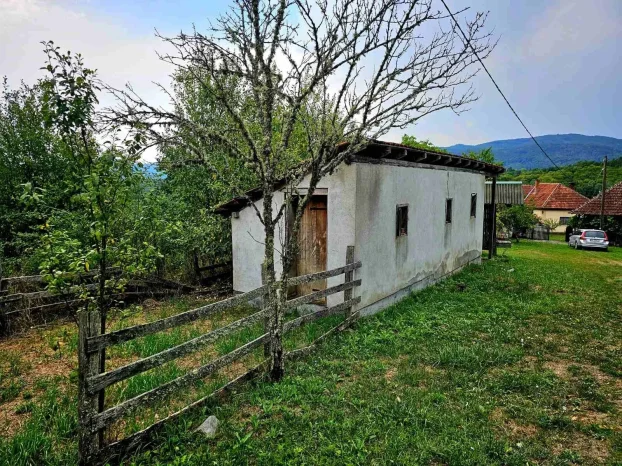 Imanje sa kućom i pomoćnim zgradama