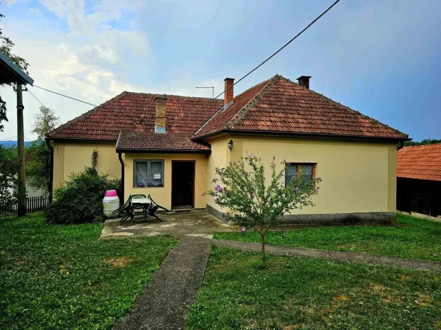 Imanje sa kućom i pomoćnim zgradama