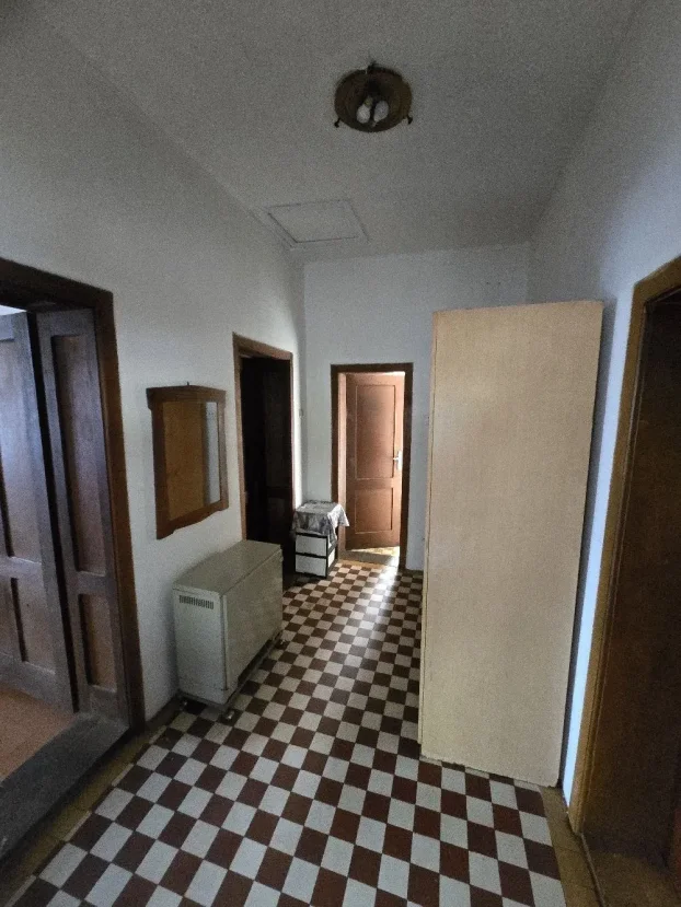 Imanje sa kućom i pomoćnim zgradama