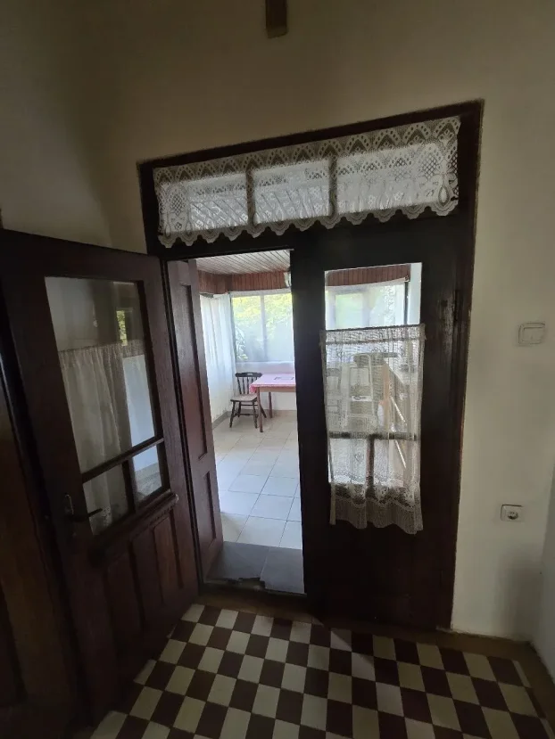 Imanje sa kućom i pomoćnim zgradama