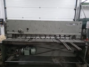 Hidraulične makaze za lim dužine 2.5m seku do 6mm