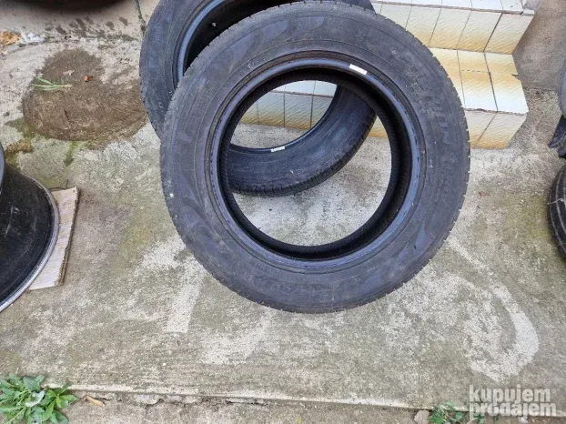 Dve dobre letnje gume 18 ice PIRELLI 235 60 18 Dot 1416 sa o